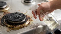 コンロをピカピカに:汚れや焦げ付きを素早く落とす方法をご紹介します