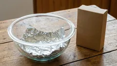 ほんの数分で銀製品が新品のように輝きを取り戻します：重曹とアルミホイルが驚くほどの輝きをもたらします