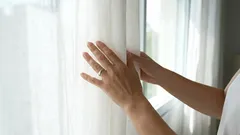 グラスに入れる代わりに、洗濯機に入れてみてください。灰色のカーテンが新品のようにきれいになります。